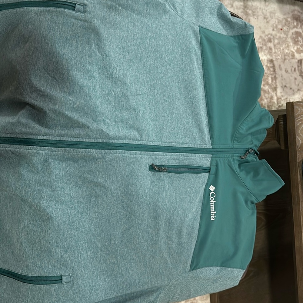 Columbia men’s water shed zip jacket.